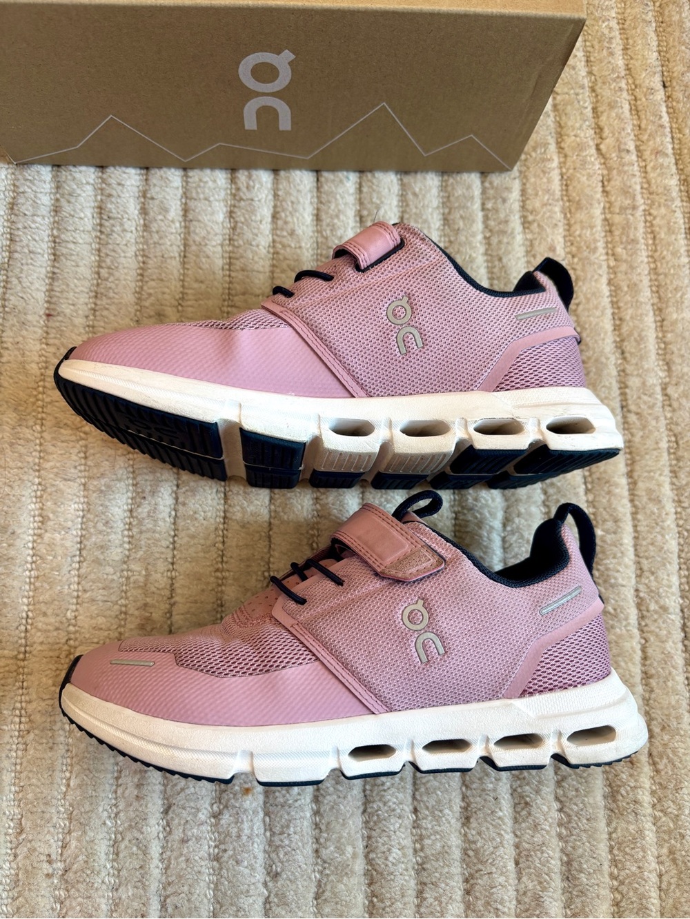 On Running Cloud Play Kids Pink and Navy Lace-Up Velcro Sneakers great condition - Picture 6 of 11